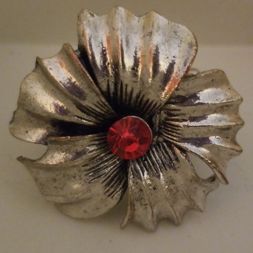 Stretchable flower ring with red stone